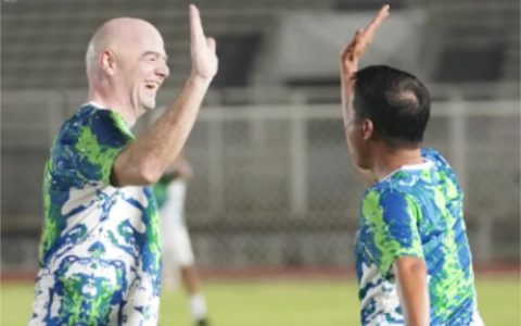 FIFA主席与印尼足协主席球场嬉戏惹争议