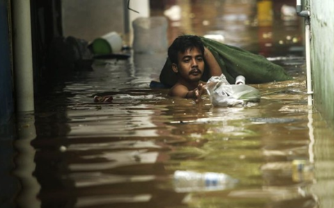 印尼雨季来袭多地暴发，洪水引发安全事故
