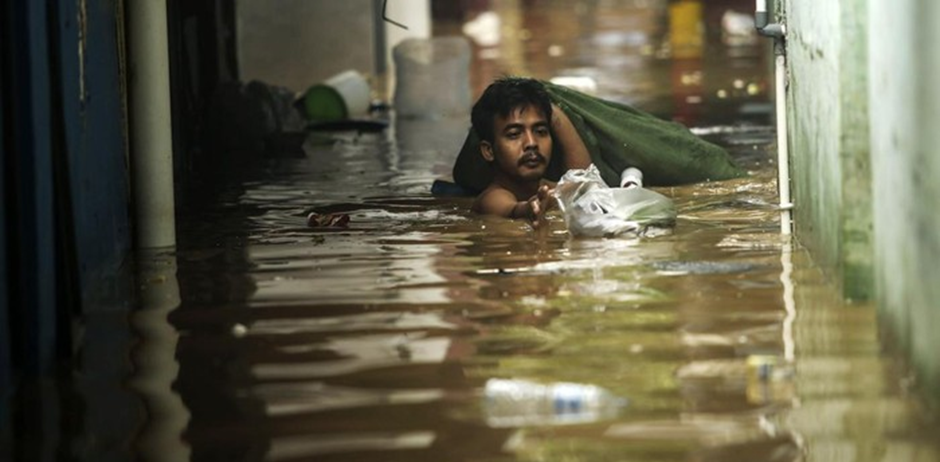印尼雨季来袭多地暴发，洪水引发安全事故