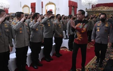 佐科要求警队成员，不要公开炫富