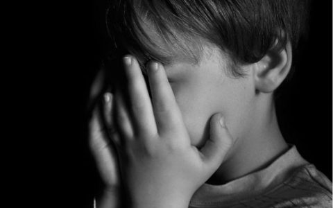 铁链锁脖子和双脚！3岁幼童为何被亲生母亲残忍对待？