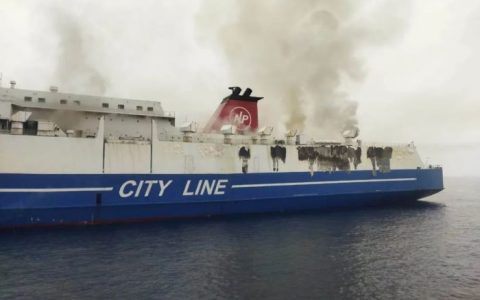 印尼巴厘岛271人的渡轮起火 现场浓烟滚滚