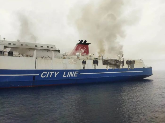 印尼巴厘岛271人的渡轮起火 现场浓烟滚滚