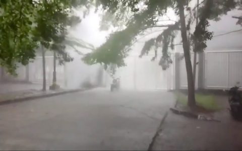 西爪哇勿加泗出现微下击暴流现象