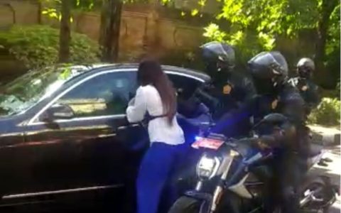 巴厘岛一女子冲向马路拦下佐科总统车辆