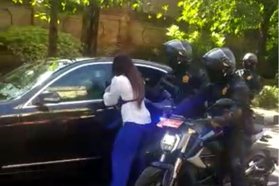 巴厘岛一女子冲向马路拦下佐科总统车辆