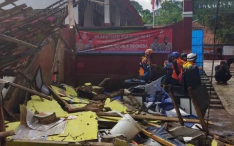 哀！印尼地震已造成162人死亡，遇难者多为儿童