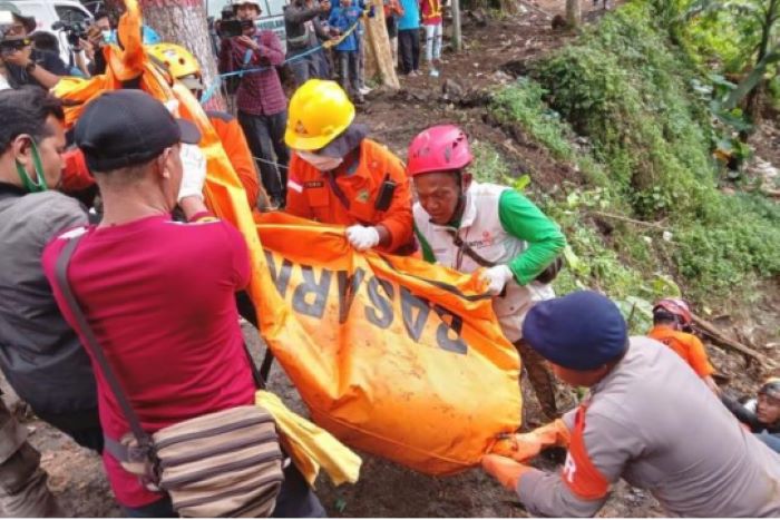 母亲被山体滑坡掩埋时仍抱着自己的孩子