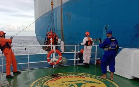 中国海员在印尼海域作业时受伤