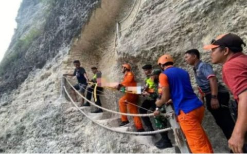 中国香港游客在巴厘岛海滩受伤送院