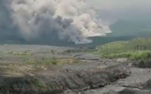 最高警戒！印尼火山大规模喷发周边居民紧急撤离