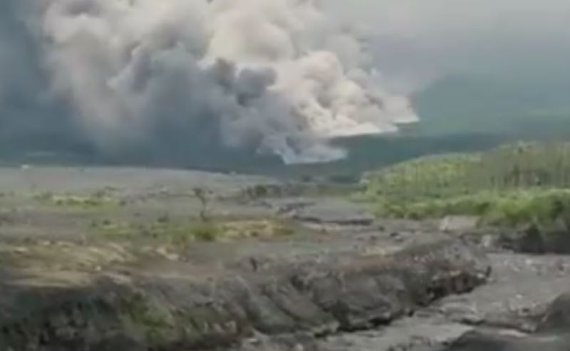 最高警戒！印尼火山大规模喷发周边居民紧急撤离