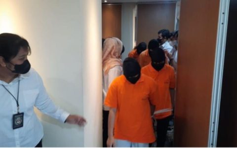 雅加达八人将保姆关进狗笼轮流施虐