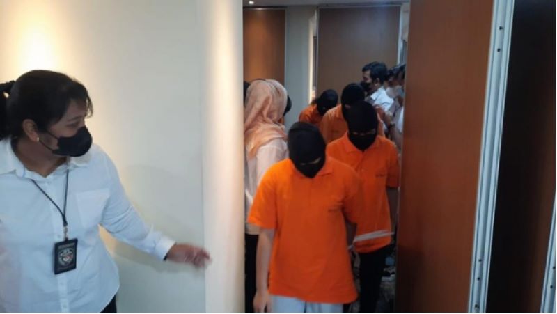 雅加达八人将保姆关进狗笼轮流施虐