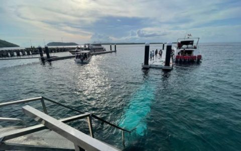 巴厘岛浮桥坍塌导致35名外国游客坠海