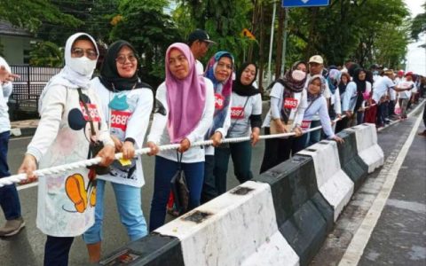 1死13伤！印尼5000人破纪录拔河比赛