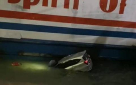 万丹七座家庭车驶上渡轮时不慎坠海