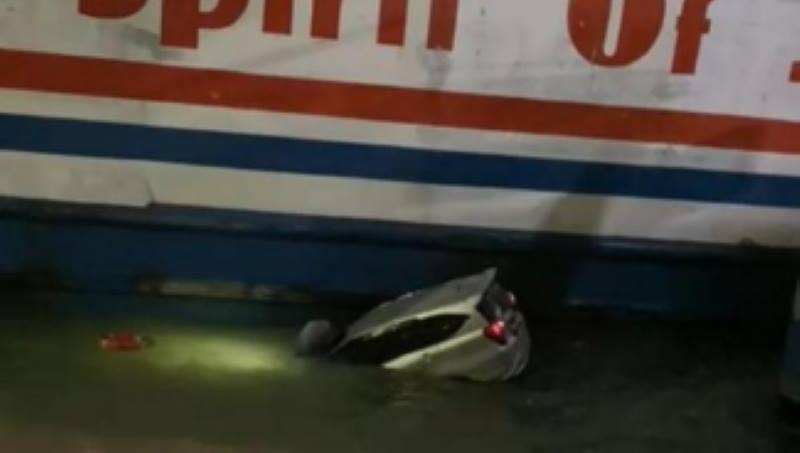 万丹七座家庭车驶上渡轮时不慎坠海