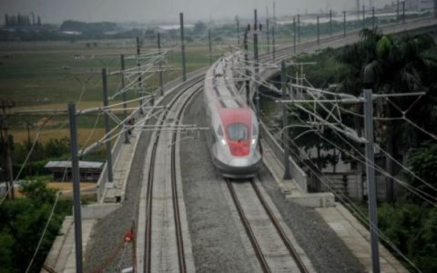 万隆新建高速出口和高架桥连通雅万高铁站