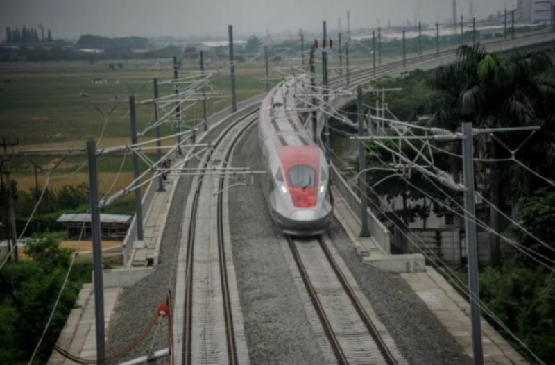 万隆新建高速出口和高架桥连通雅万高铁站