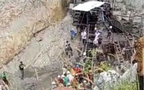 西苏门答腊煤矿爆炸12人被掩埋