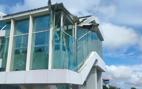 印尼一载有125名乘客客机滑行时撞上航站楼