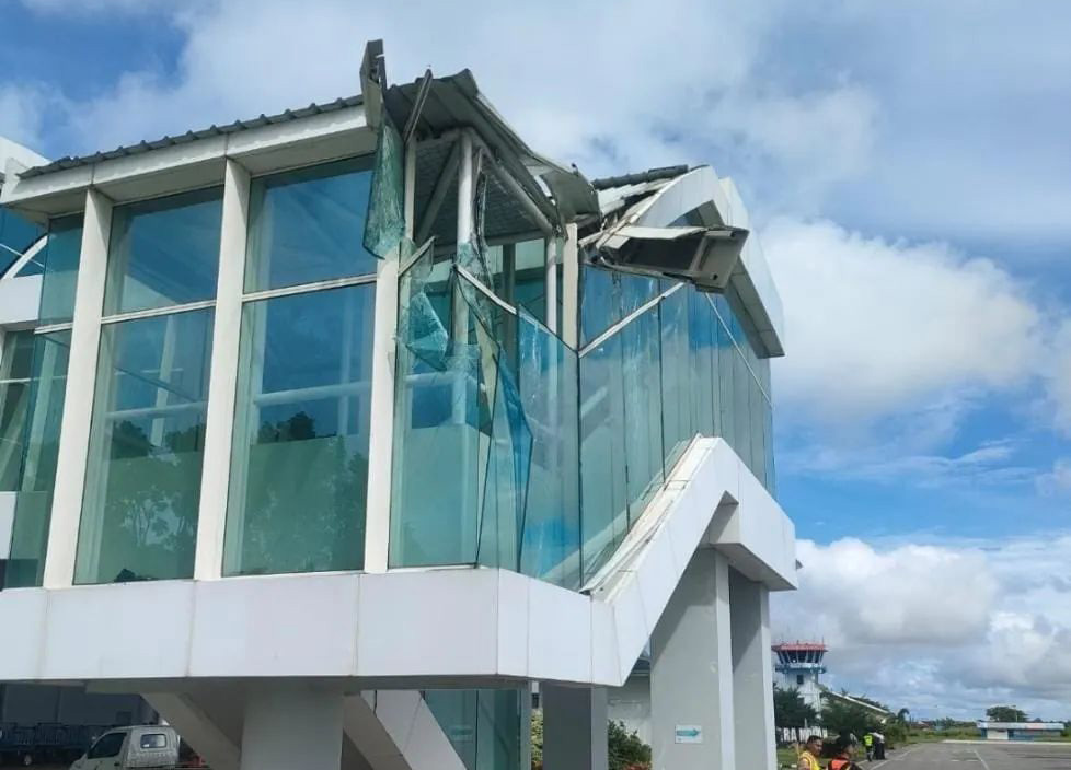 印尼一载有125名乘客客机滑行时撞上航站楼