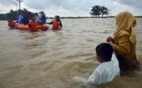 中爪哇北部洪水持续上千人无家可归
