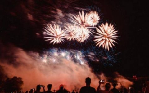 梭罗塑料坐垫小贩跨年夜稳赚五十万盾