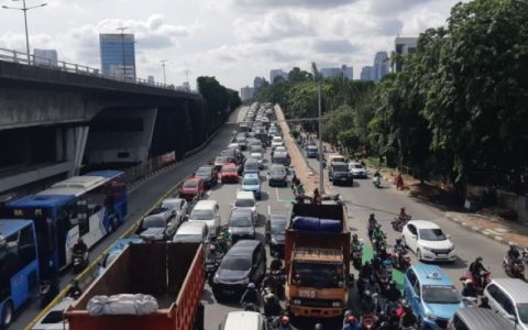 解决雅加达道路拥堵问题的两大措施