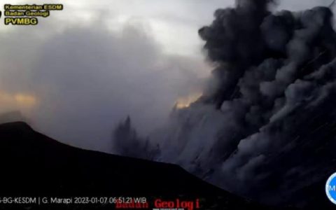 西苏门答腊马拉皮火山连续七次喷发