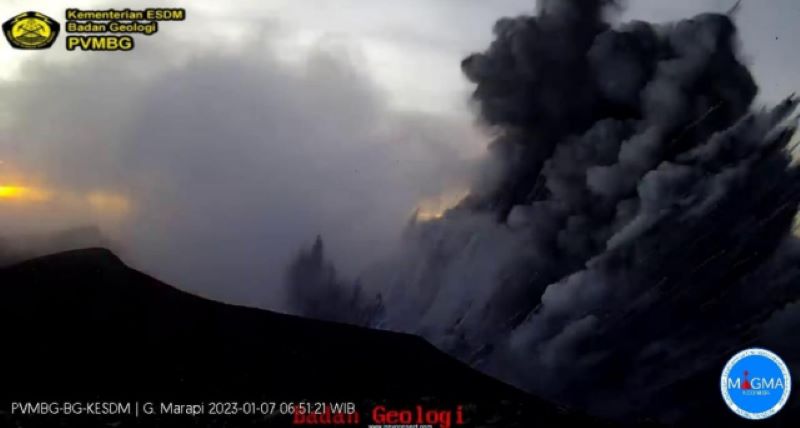 西苏门答腊马拉皮火山连续七次喷发