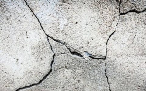 马鲁古发生7.9级地震引发海啸警报