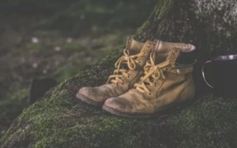 巴厘岛笨贼偷鞋不成还落下摩托车