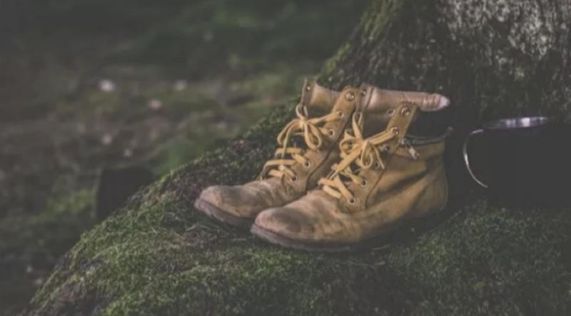 巴厘岛笨贼偷鞋不成还落下摩托车