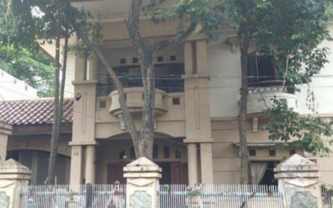 雅加达一女子在断水断电荒废豪宅生活12年