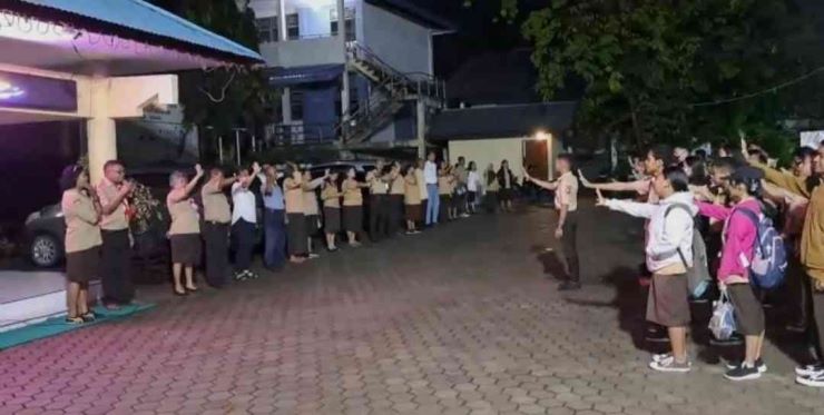 印尼东努省省长要求高中生早上五点到校上课