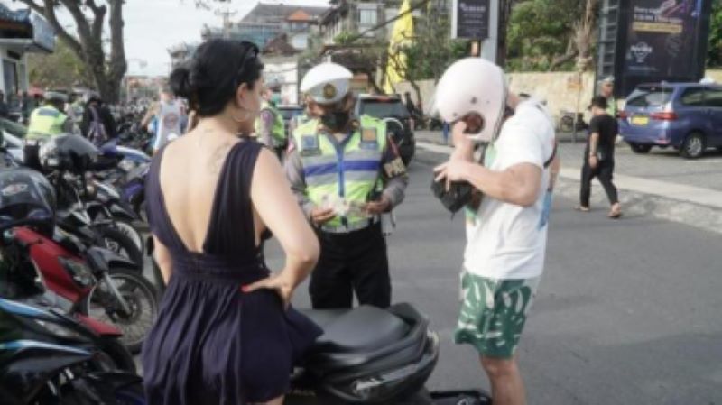 巴厘岛外国游客违反交规与警察争执