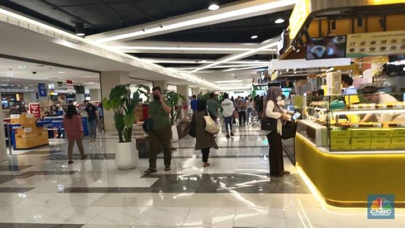 社交限制取消后的雅加达商场人流激增