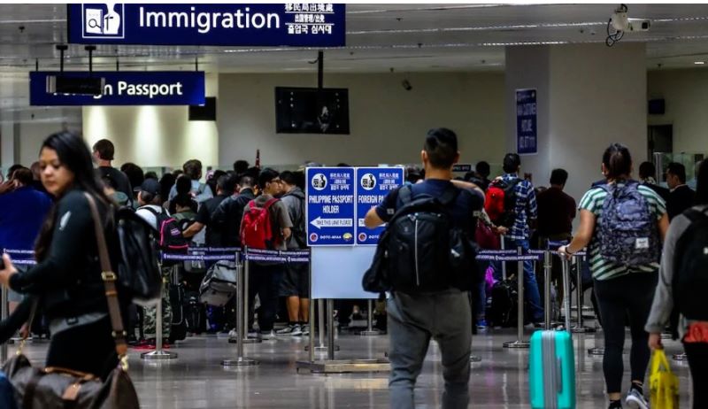 持虚假文件，同胞刚抵机场就被“戴上手铐” ！