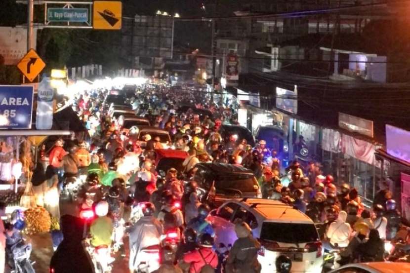 西爪哇开斋节后返程高峰拥堵一小时仅前进一米