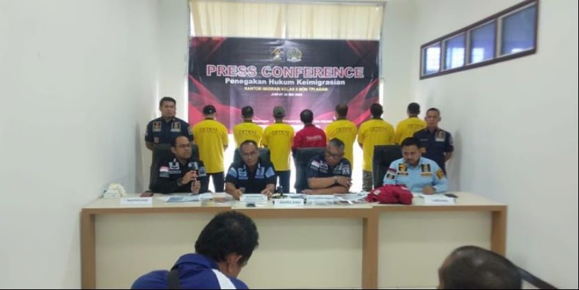 八名中国人因签证问题被印尼移民局驱逐出境