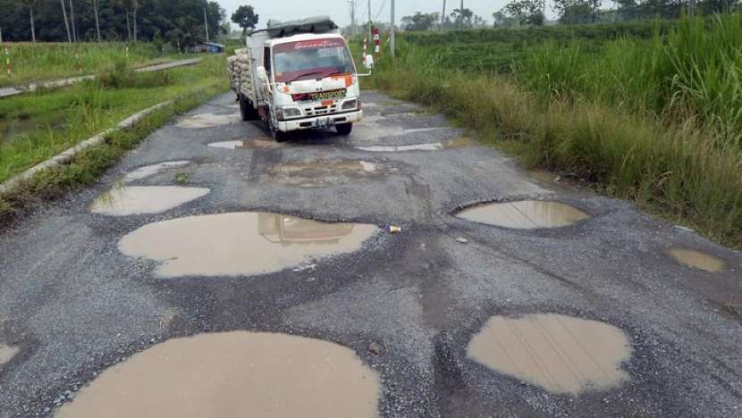 佐科对楠榜省道路损毁导致物流成本上升表示愤怒