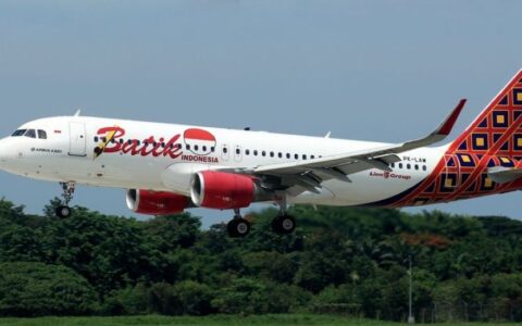 巴迪航空乘客损坏窗户遮光板被迫返航