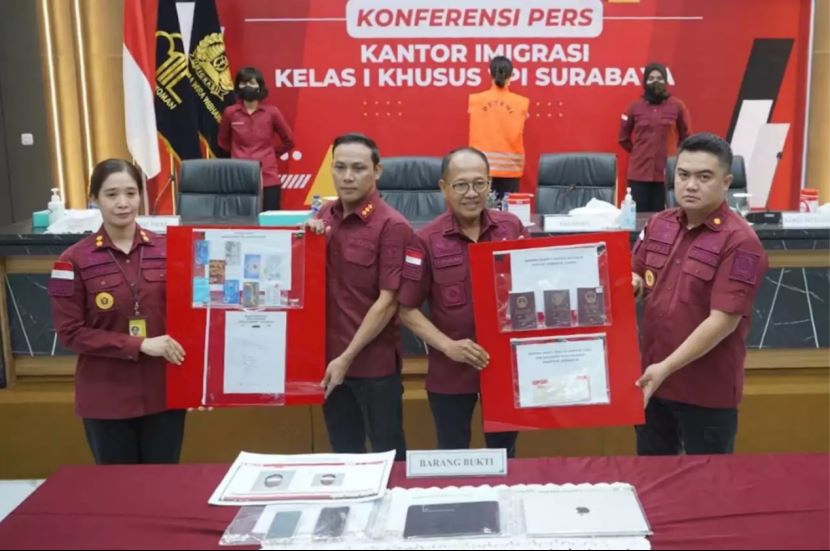 中国籍职业“枪手”在印尼替考雅思被移民局逮捕