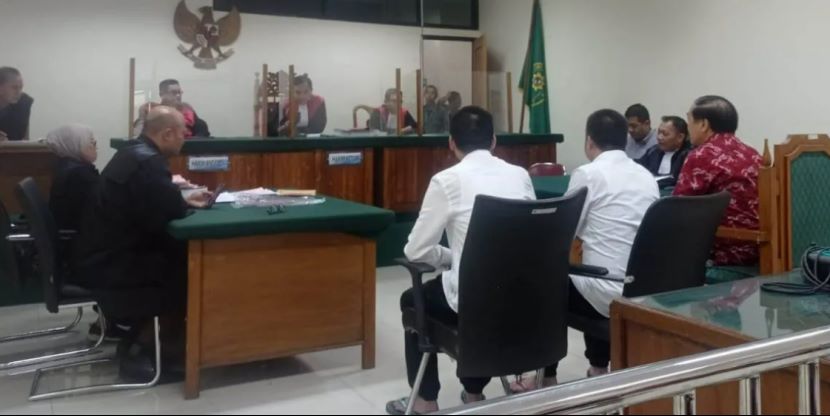 两名中国公民在印尼因被控盗窃和贪污罪出庭受审