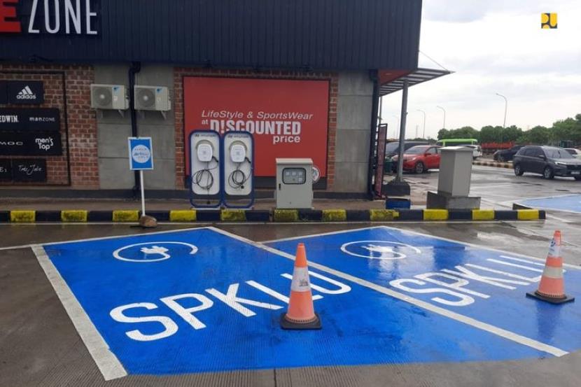 印尼电力公司计划将电线杆改造为电动汽车充电站