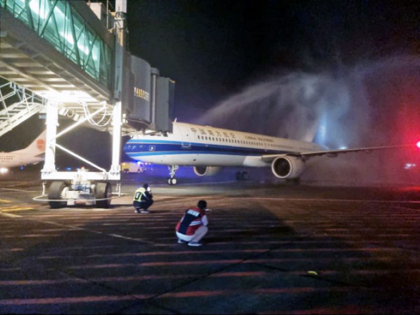 中国游客搭乘直飞航班重返美娜多