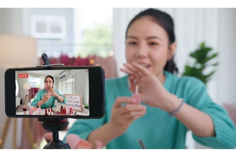 印尼拖鞋商家直播带货一小时赚三百万盾