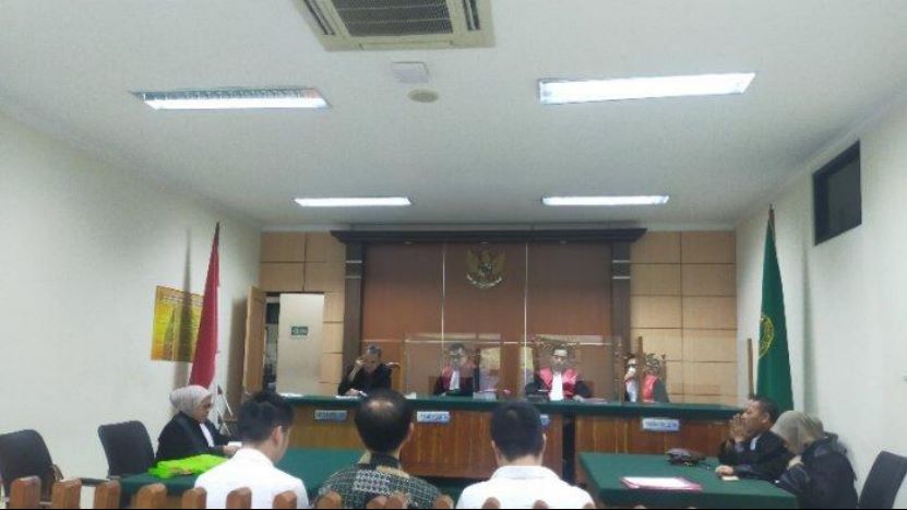 两中国公民因贪污工厂设备被判监禁八个月